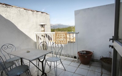 A village house in Altea la Vella on 2 floors with several terraces.